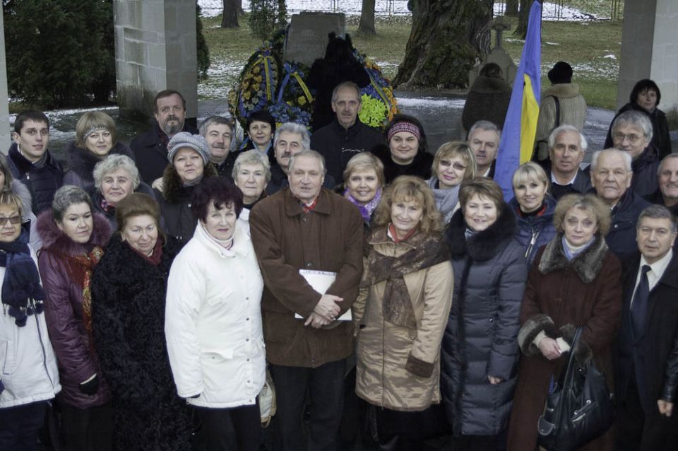 Спільна фотографія хору "Надяння" біля могили отця Михайла Вербицького
