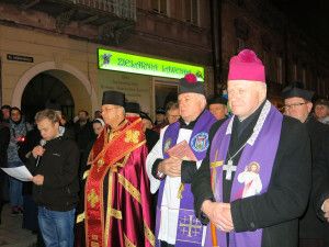 Jarosław: biskupi rzymsko – i greckokatolicki poprowadzili Drogę Krzyżową ulicami miasta