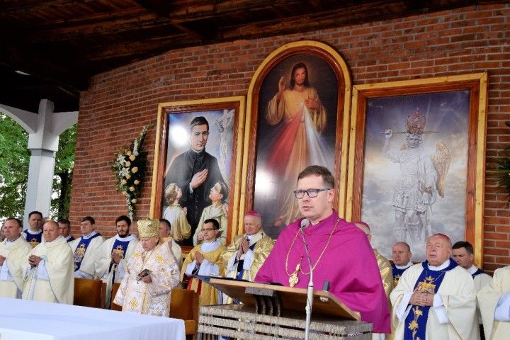 Arcybiskup Jan Martyniak w niedzielę 11 czerwca wziął udział w koronacji Papieskimi Koronami Matki Bożej z Miejsca Piastowego i Komborni