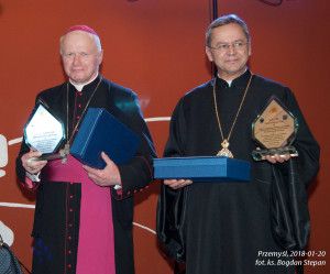 Ksiądz Arcybiskup Eugeniusz został uhonorowany statuetką „Laur Ziemi Przemyskiej” podczas wielokulturowych uroczystości opłatkowych w Przemyślu